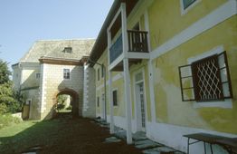 Mollenburg. Der Vorhof der Burg Richtung S (1998) - © Karin Kühtreiber